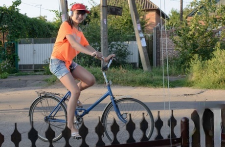 La bella teenager Black Mo si spoglia completamente durante un giro in bicicletta