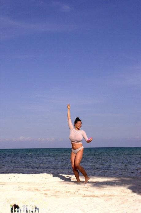 Super rondborstige Chloe Vevrier laat haar enorme grote tieten los hangen op het strand