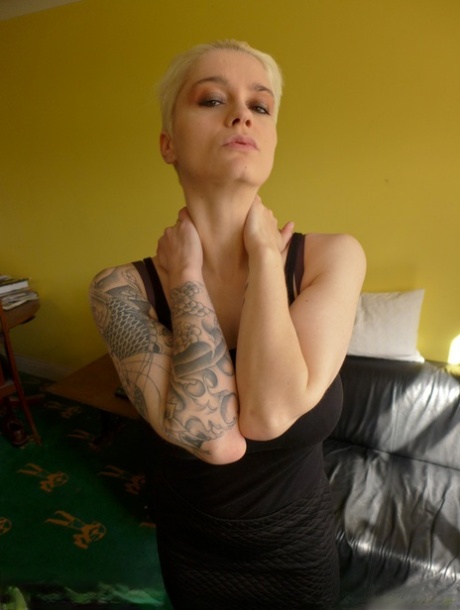 Mila Milan, amatoriale tatuata, lecca i capezzoli e si spalma il sedere in una dominazione rude