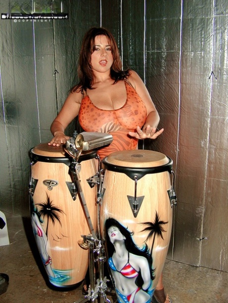 Sexy MILF Chloe Vevrier liberta os seus peitos massivos enquanto toca bateria