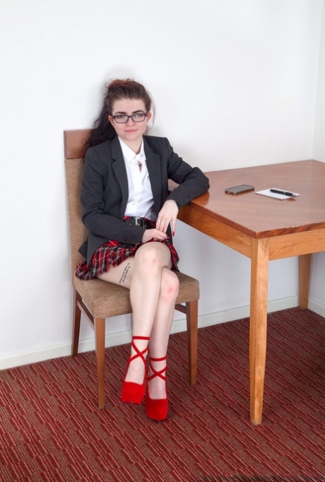 Šprtavá školačka Scarlet Contemptress rozděluje své přírodní křoví v červených podpatcích
