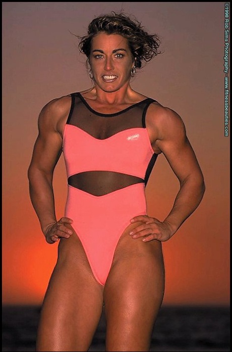 Bodybuilder Kelly Oreilly modelleert badkleding als ze niet op het strand staat te pompen.