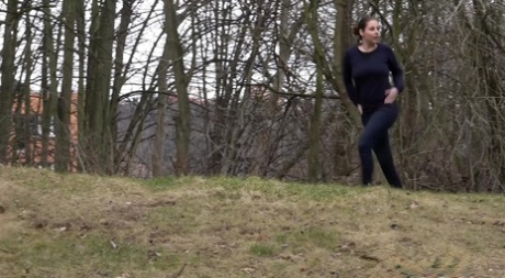 Blank meisje Antonia Sainz pauzeert om te pissen bij een regenpijp