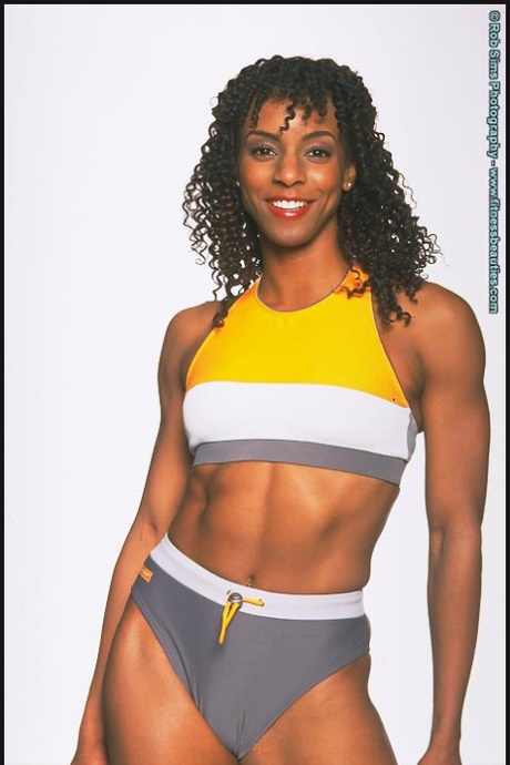 Ebony fitness-modellen Madison Chase poserer også i treningstøy og undertøy.