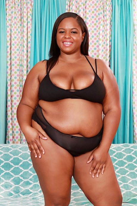 A negra morbidamente obesa Olivia Leigh mostra a sua rata cor-de-rosa nua