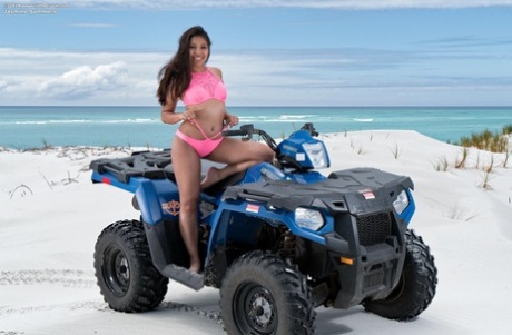 La sexy modelo de bikini Jasmine Summers muestra su coño asiático en la playa y lo frota
