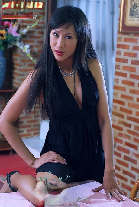 Schöne asiatische Mädchen Nee Nalinda rutscht aus einem schwarzen Kleid, um nackt in Fersen zu bekommen