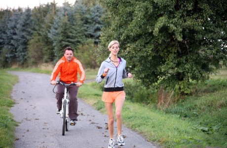 Blonde jogger geeft haar maagdelijk kutje aan een passerende fietser