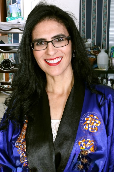 Veronica Perez, une salope mature portant des lunettes, s