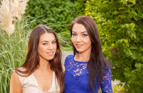 Las lesbianas morenas Angelik y Tiffany modelan vestidos antes del juego anal