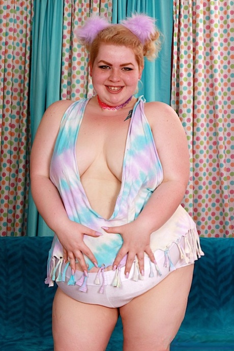 SSBBW Velma Voodoo nosi włosy upięte w pukle i rozchyla cipkę.