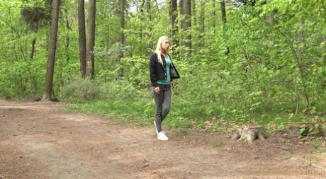 Blondes Mädchen Nykla wird mit heruntergelassenen Hosen beim Pissen im Wald erwischt