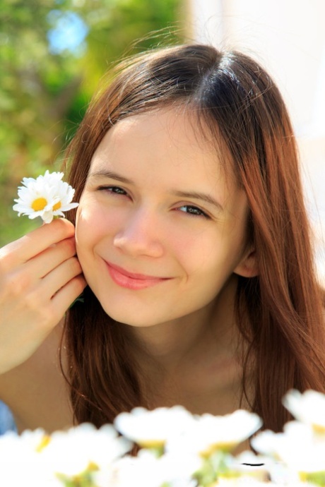 La modella Eiby Shine mette in evidenza il suo sedere e la sua figa mentre è nuda