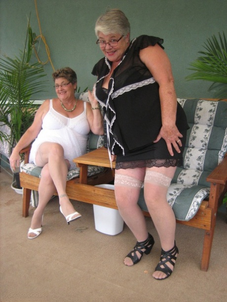 Grube stare kobiety Girdle Goddess i Babcia Libby trzymają swoje cycki po zabawie dildo