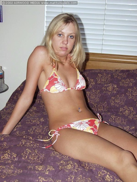 Blonde Amateurin Sierra zieht einen Bikini aus, bevor sie ihre rosa Muschi auf einem Bett teilt
