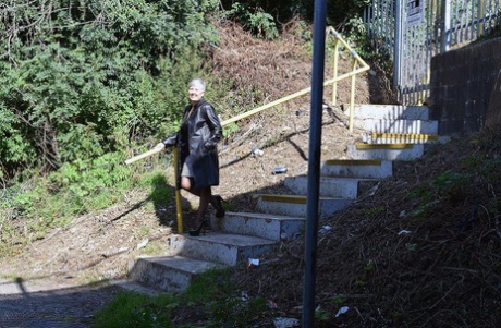 Abuelita madura Savana posa al aire libre en lencería sexy