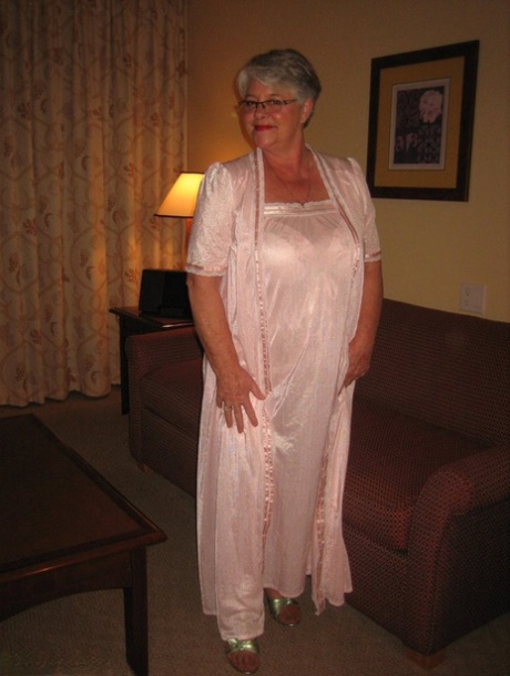 Abuelita amateur en el lado pesado muestra su coño en lencería y medias de nylon de color canela