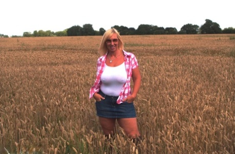 Mollige reife MILF Melody enthüllt große Titten und zeigt ihren heißen Arsch in einem Feld