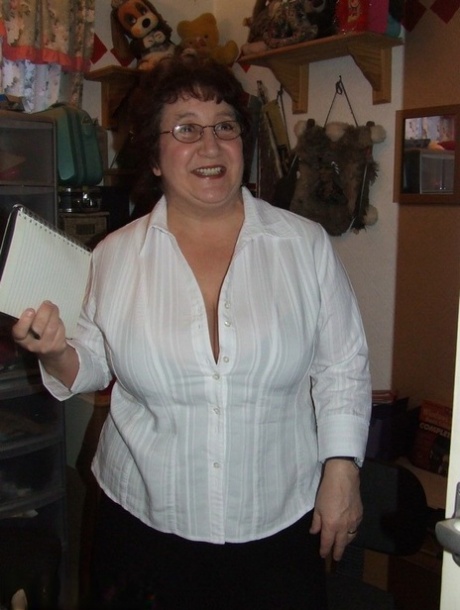Granny Kinky Carol visar sina enorma bröst och sin feta röv i svarta underkläder
