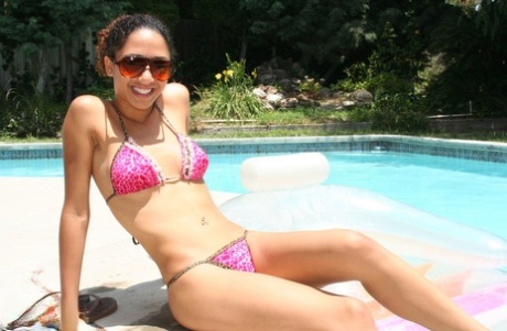 Ebony debutanten Mi Mi Allen kler seg naken i et basseng iført solbriller