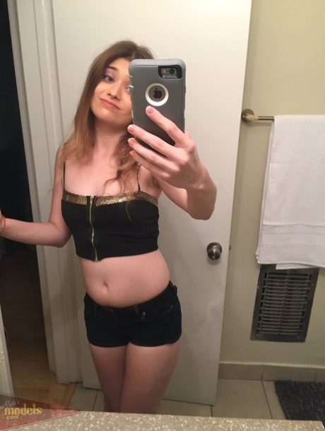 Amateurmodel Ariel Mc Gwire neemt volledig naakte selfies in de spiegel