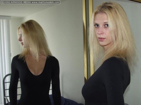 Vysoká blondýnka Brooke obdivuje svůj zadek v zrcadle, než se svlékne na posteli