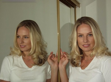 Blonde amateur Jordan West stript naakt voor slaapkamer spiegel