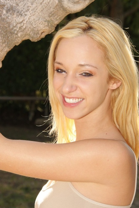 Natürliche Blondine Jada Stevens stellt ihren heißen Arsch zur Schau, als sie sich an einem Baum auszieht