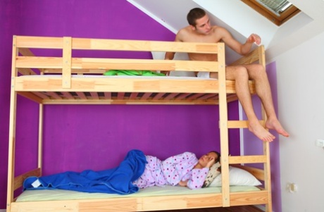 Una ragazzina e il fratellastro hanno un rapporto sessuale su un letto a castello