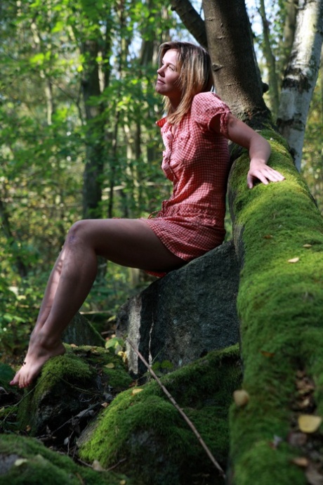 年轻女孩和她的男友在森林中布满苔藓的巨石上做爱