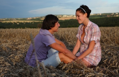 Nadržení teenageři mají pohlavní styk na farmářském poli