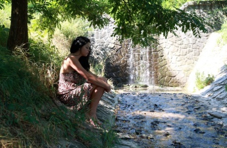 Латиноамериканский подросток Катарина демонстрирует свою большую грудь, обнажаясь перед водопадом
