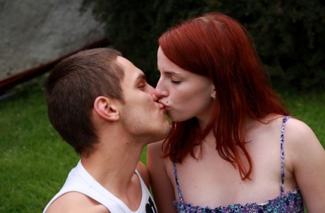 Roodharige tiener heeft geslachtsgemeenschap met haar man op een gazon achteraan