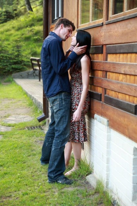 Dunkelhaariger Teenager und ihr Freund haben Hardcore-Sex auf einer Hinterhof-Terrasse