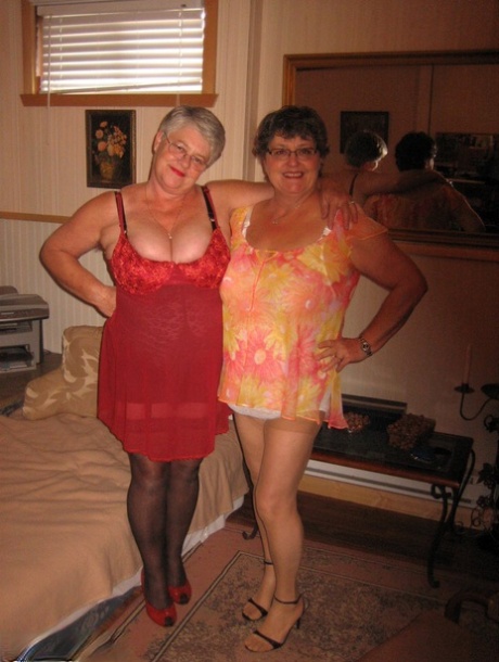 Tlusté ženy sdílejí lesbický polibek před svlékáním do pásů na posteli