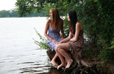 Chicas bisexuales hacen un trío con un chico en el agua de un lago poco profundo
