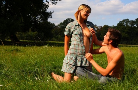 Nadržený mladý pár má pohlavní styk na trávě na poli