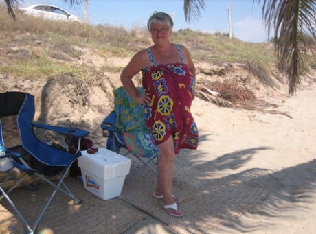 Gruba babcia Girdle Goddess zdejmuje strój kąpielowy, aby pozować nago na plaży