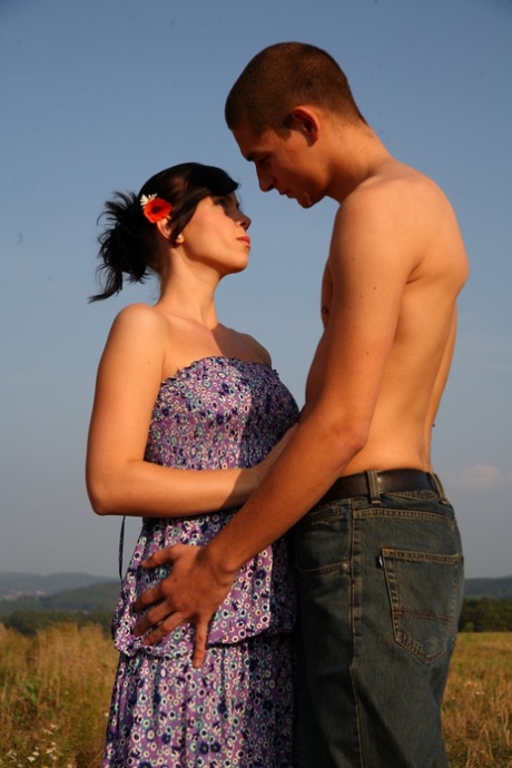 Napalona para nastolatków Aleksej i Branislava uprawia seks na kopcu słomy na polu