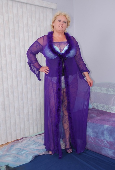 Fanny, BBW mature, joue avec sa chatte dans un bodystocking sans bonnet et sans entrejambe.