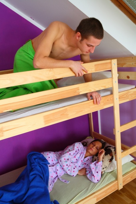 義理の兄と妹の一日の始まりは、二段ベッドの横でセックスすること