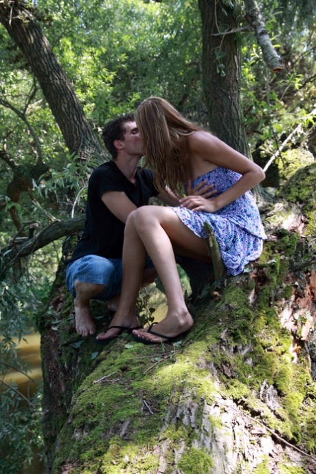 Милая молодая девушка Китти Джейн и ее парень занимаются сексом на дереве над водой