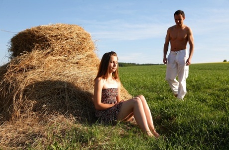 Une jeune fille et son petit ami font l