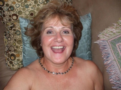 Busty Bliss, amateur mature, porte du sperme sur sa poitrine après une branlette.