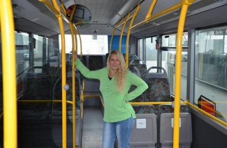 Blond amatorka Sweet Susi rozbiera się do skarpetek w autobusie publicznym