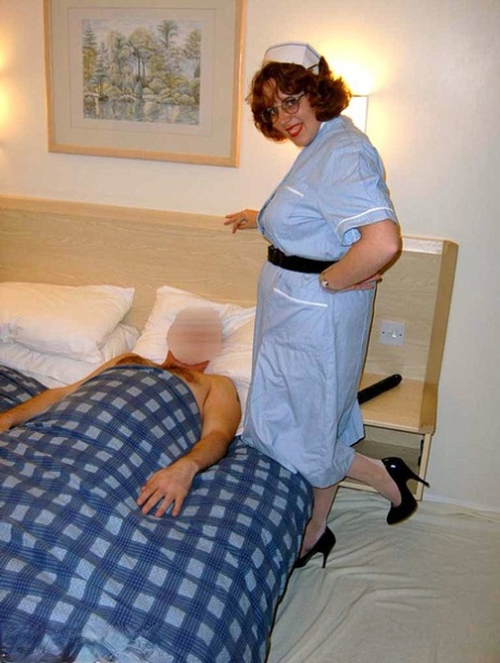 Gruba dojrzała pielęgniarka Curvy Claire bawi się swoją cipką podczas obciągania pacjentowi