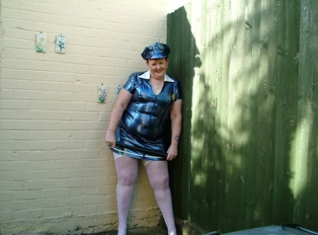 Mature Plumper Valgasmic Exposed Modelle Latex Polizei Kleidung in weißen Strümpfen