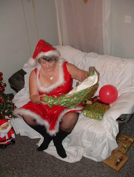 Nana obesa abuela Libby chupa y folla a Santa en un sofá cubierto