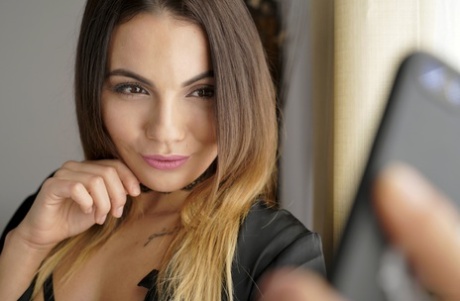 Vanessa Decker toma una polla dura al estilo perrito y se corre en las tetas