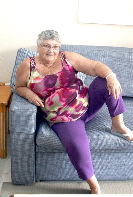 Ogromna tłusta babcia obnażająca swoje obwisłe cycki i szeroko otwierająca napaloną cipkę